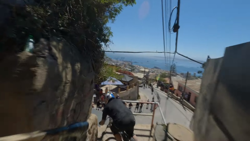 Tomas Slavik y su descenso en “Valparaíso Cerro Abajo” desde un drone