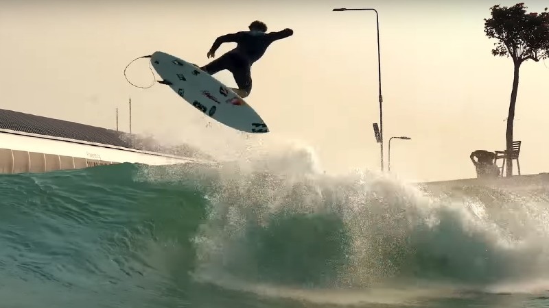 Italo Ferreira surfeando la primera ola artificial de Brasil