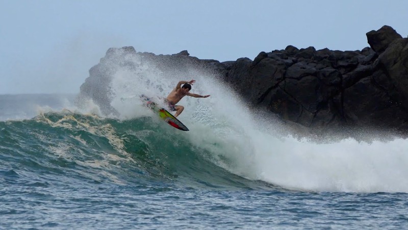 Mason Ho e Ian Crane surfeando olas desconocidas 