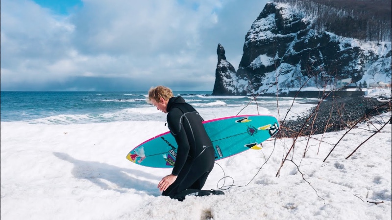 Jamie O'Brien surfeando las heladas olas de Japón 