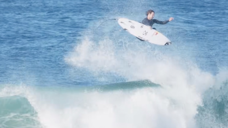 Jordy Smith surfeando secret spots en Sudáfrica