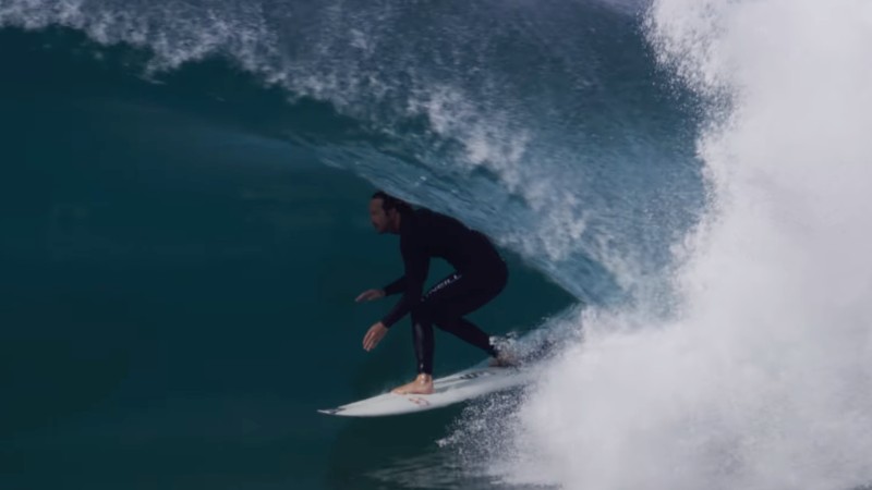 Jordy Smith y amigos surfeando en Durban 
